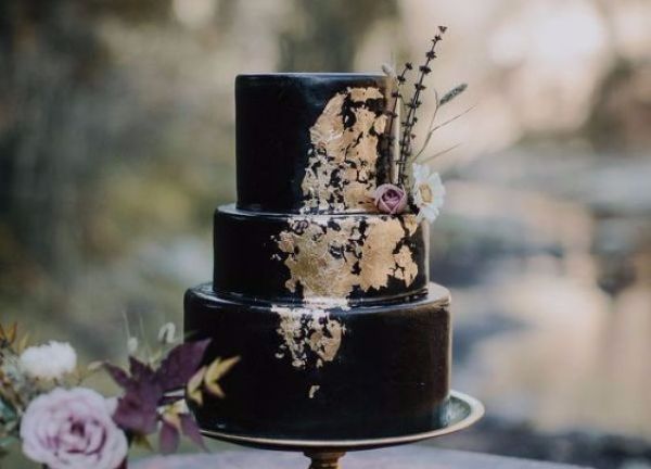 Black wedding cakes are the latest wedding trend, and we’re in LOVE