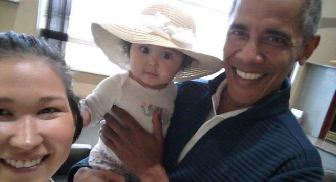 Obama takes selfie with mom, baby at Alaska airport Obama takes selfie with mom, baby at Alaska airport